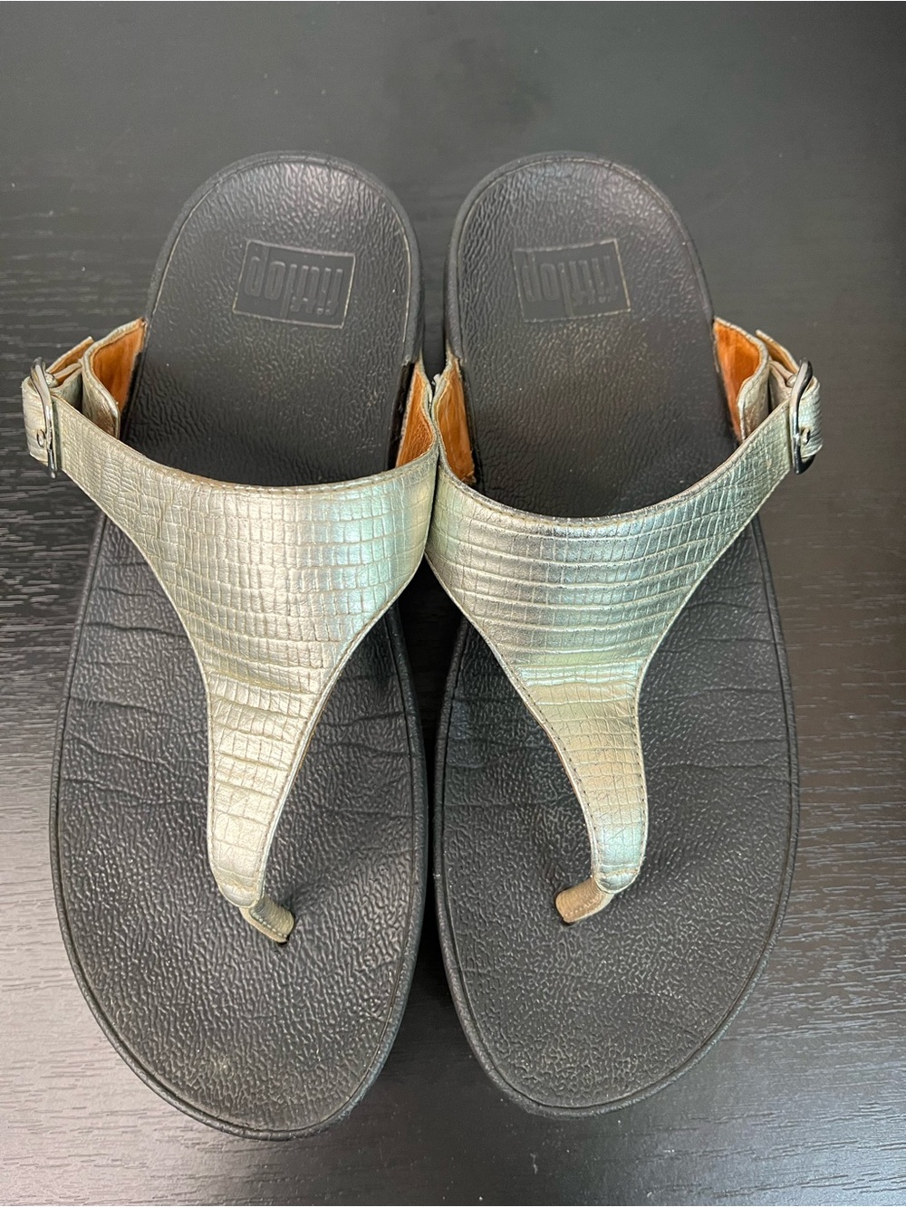 Fit Flop The Skinny Metallic Croc-Texture Thong Sandals Silver/Gold Women’s 7